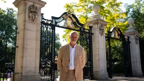 Creator Seeks to Capture Queen's Majesty in Monument